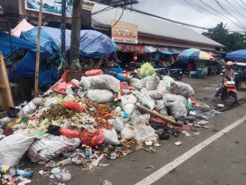 Pasar Rakyat Tanete Dikepung Sampah, Karang Taruna Tuntut Tindakan Tegas
