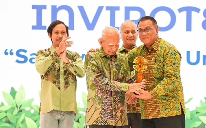 Profesor Emil Salim Dianugerahi Penghargaan Seumur Hidup: Pesan Mendalam untuk Laut Indonesia