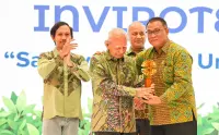 Profesor Emil Salim Dianugerahi Penghargaan Seumur Hidup: Pesan Mendalam untuk Laut Indonesia
