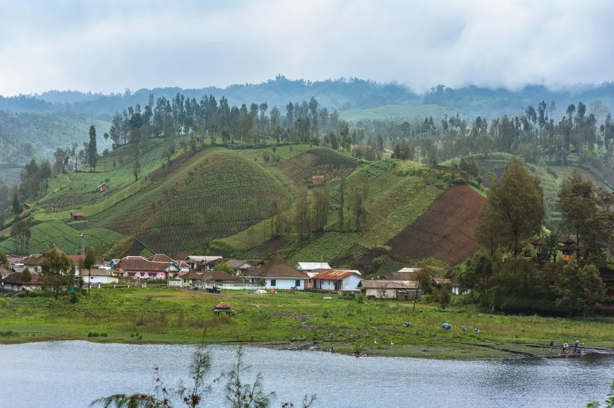Pengetahuan Adat Terancam Punah di Balik Upaya Pelestarian Alam