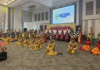 Tarian Kolosal 100 Siswa Mewarnai Kegiatan Gelimang Prestasi Karya Nusantara SMK Kesehatan Terpadu Mega Rezky Makassar
