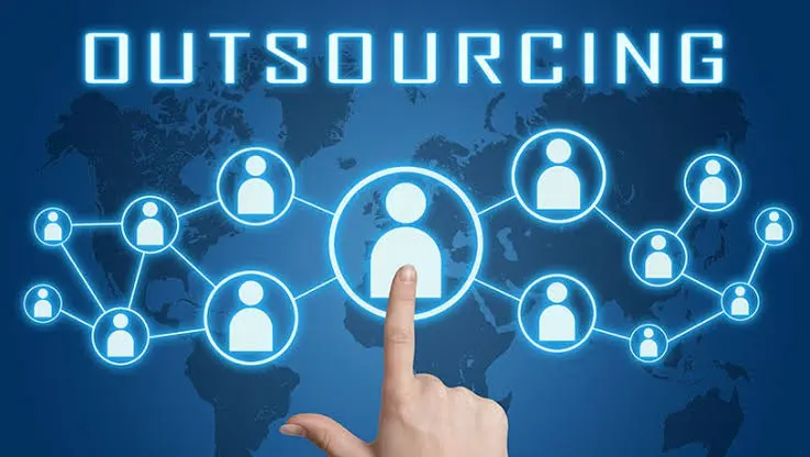 Pilihan Utama Bisnis Digital, Membedah Keputusan Outsourcing Lewat Kacamata Ronald Coase dan Paul Krugman
