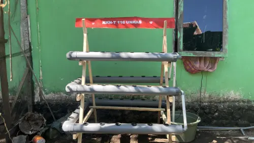Mentaktisi Keterbatasan Lahan, KKN Unhas Perkenalkan Hidroponik Modern untuk Ketahanan Pangan Desa Barombong