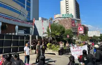 Intimidasi di Tengah Aksi: Warga Lakkang Ca'di Klaim Dibubarkan Oknum TNI dan Preman di Depan AAS Building