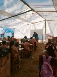 Siswa Manggarai Barat Bertahan Belajar di Tenda Darurat Usai Gempa Merusak Sekolah