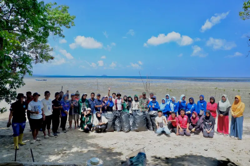 Aksi Kolaborasi KKN UIN Alauddin dan Warga Lestarikan Pesisir Laiyolo Baru Selayar