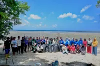 Aksi Kolaborasi KKN UIN Alauddin dan Warga Lestarikan Pesisir Laiyolo Baru Selayar