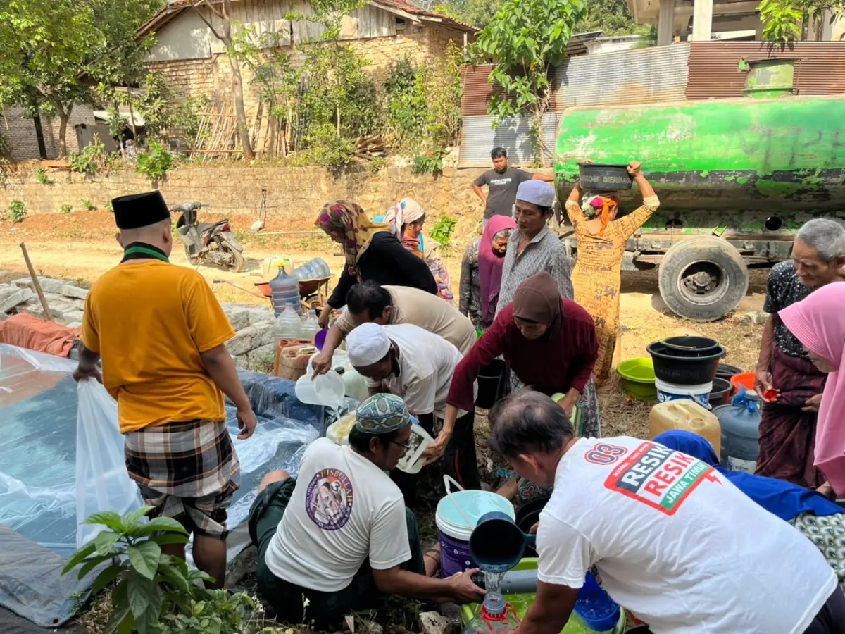 Di Tengah Kemarau, DEM Madura Kirim 50 Ribu Liter Air untuk Warga Tlambah Sampang
