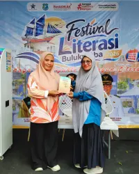 Dukung Gerakan Literasi, Rika Arlianti DM Serahkan Buku Ya, Perempuan Namanya ke Perpustakaan Daerah Bulukumba