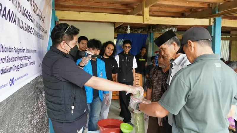 UNIFA Pasang Bioteknologi Spons Laut di Barania, Solusi Purifikasi Air Irigasi Desa