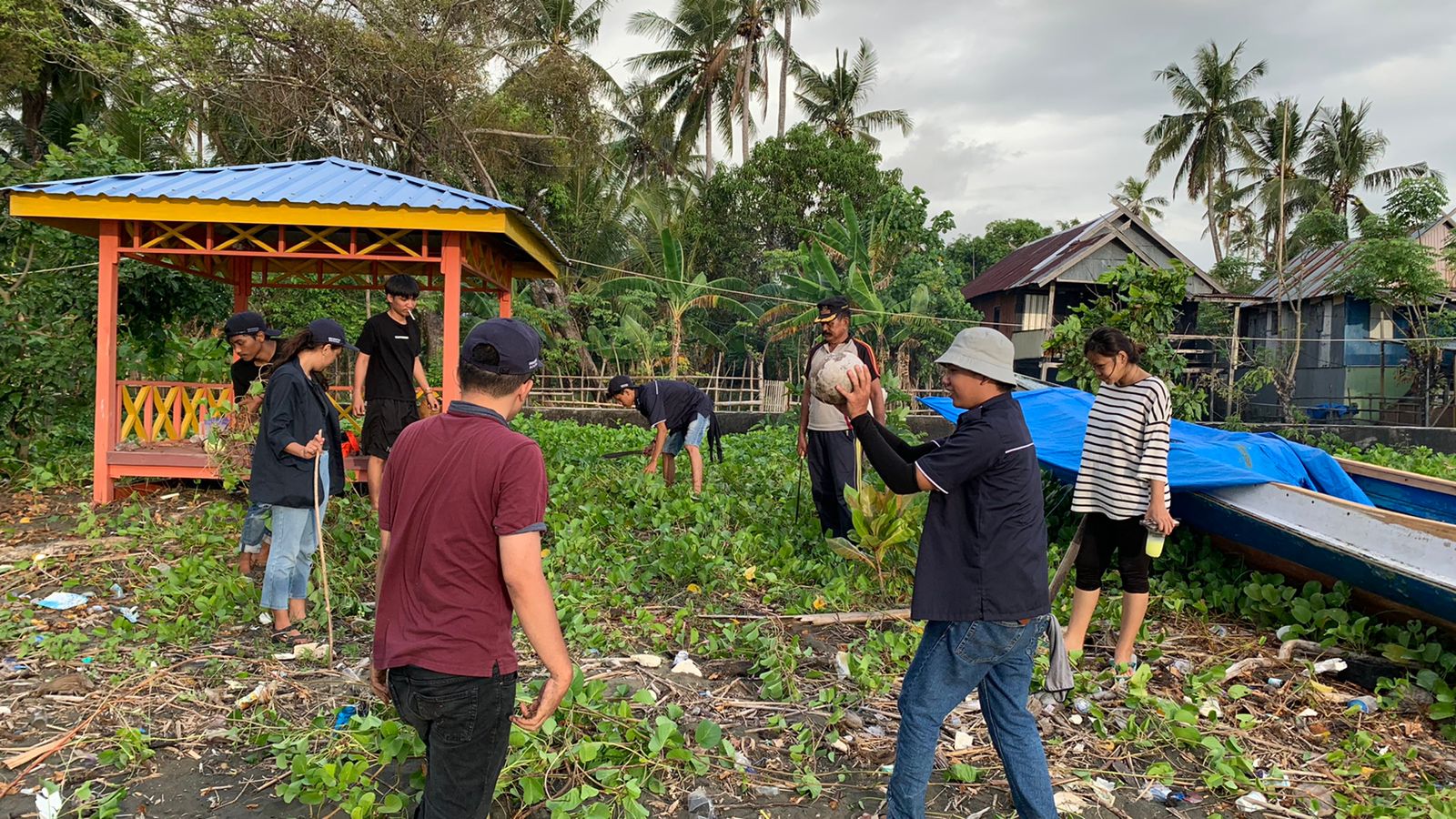 Menyambut Hari Lingkungan Hidup Sedunia, Mahasiswa KKN Unibos Gotong Royong di Kawasan Wisata
