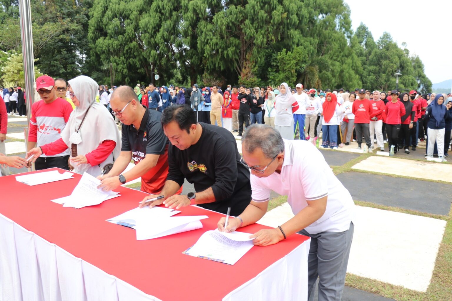 Menuju Pemilu 2024 ASN Pemkab Lutim Tandatangani Pakta Integritas Netralitas
