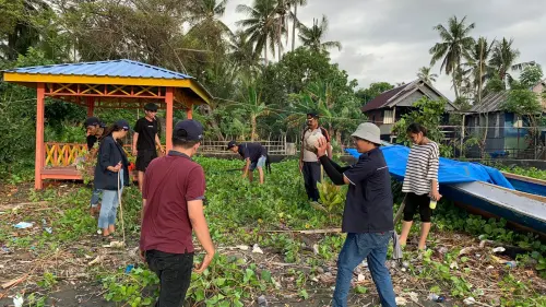 Menyambut Hari Lingkungan Hidup Sedunia, Mahasiswa KKN Unibos Gotong Royong di Kawasan Wisata