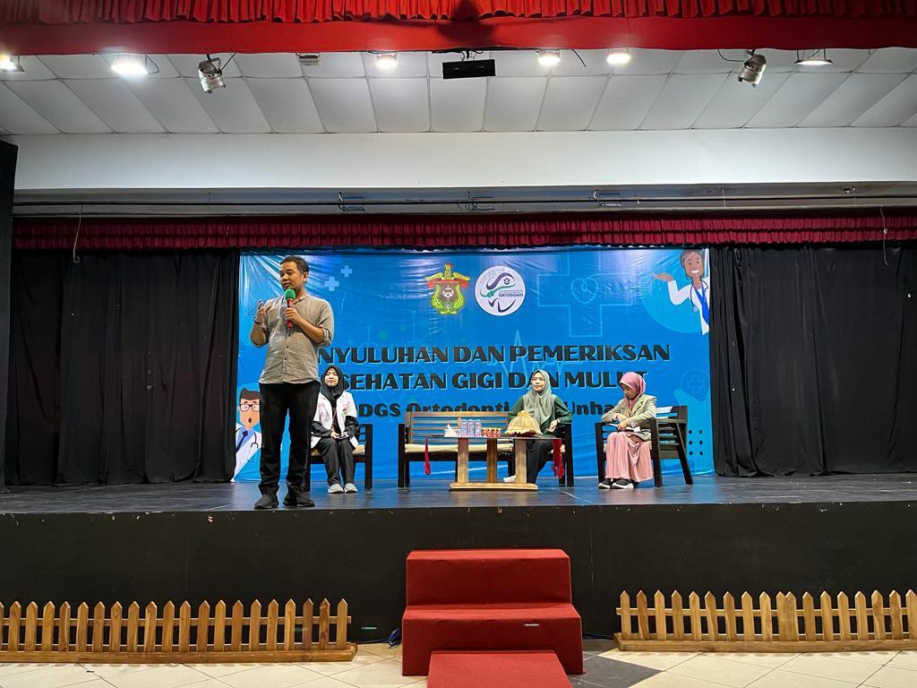 Residen Ortodonti Unhas Beri Penyuluhan Kesehatan Gigi dan Mulut di SMP Islam Athirah Makassar