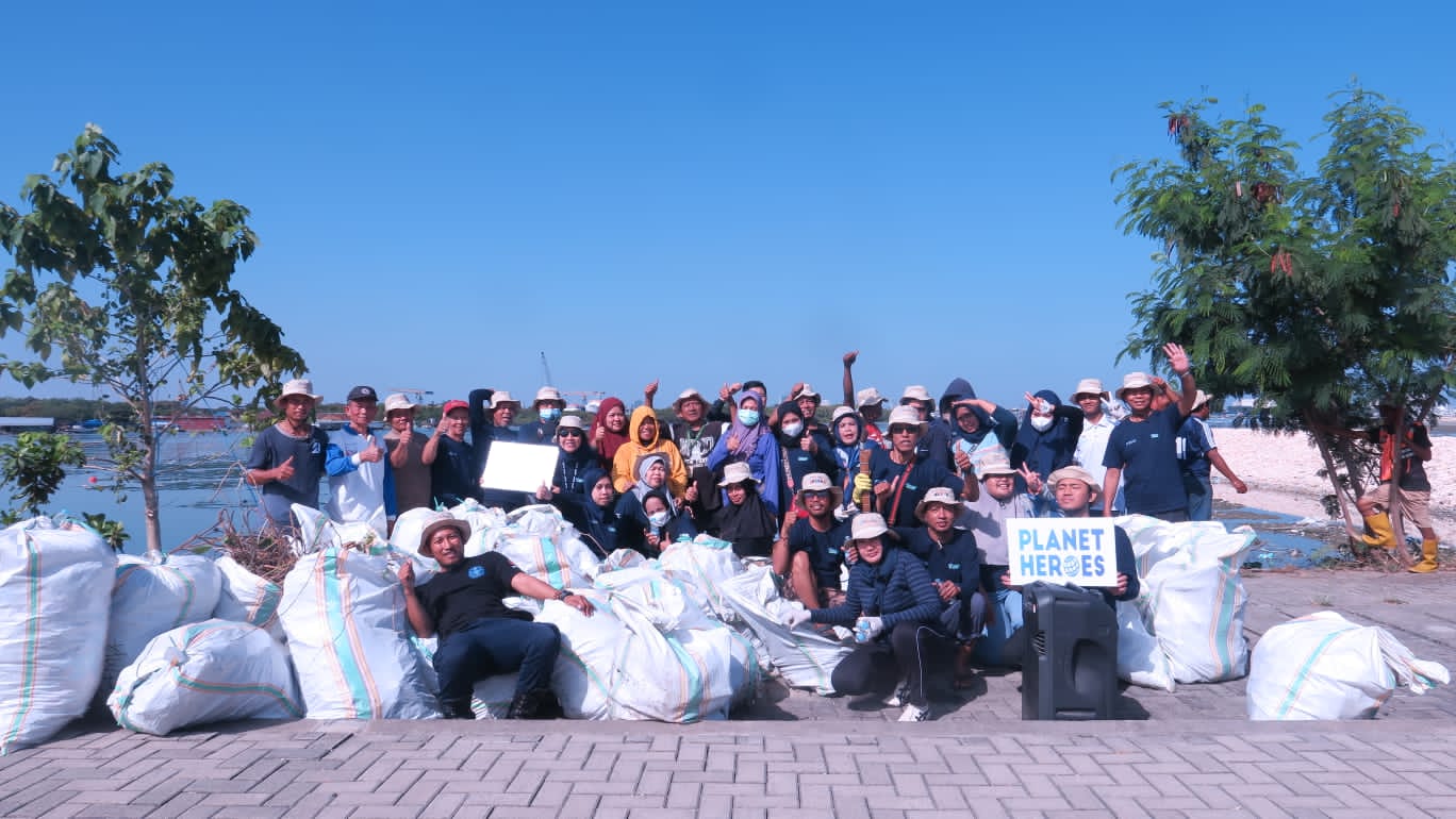 PT Pelindo Terminal Petikemas Makassar Gelar Aksi Bersih Laut dan Pantai