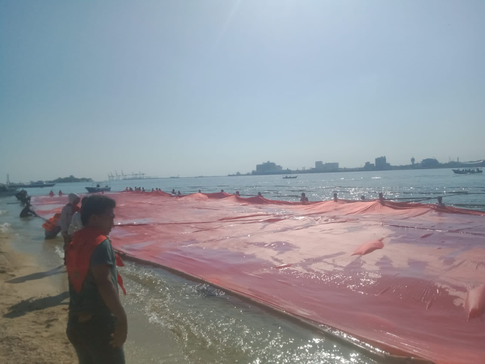 Mapala 45 Makassar Kembali Bentangkan Bendera Raksasa di Selat Pulau Lae Lae
