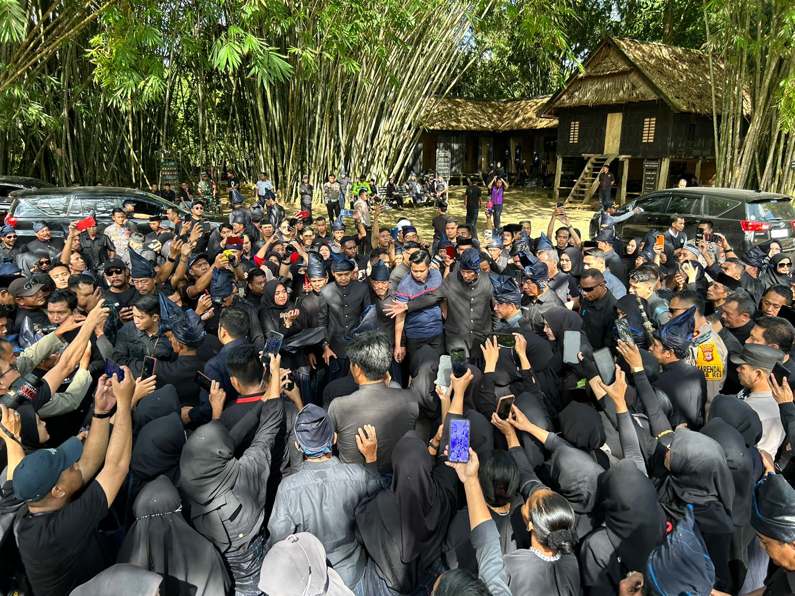 Penuh Antusias Ratusan Warga Bulukumba Sambut Mendagri di Ammatoa Kajang