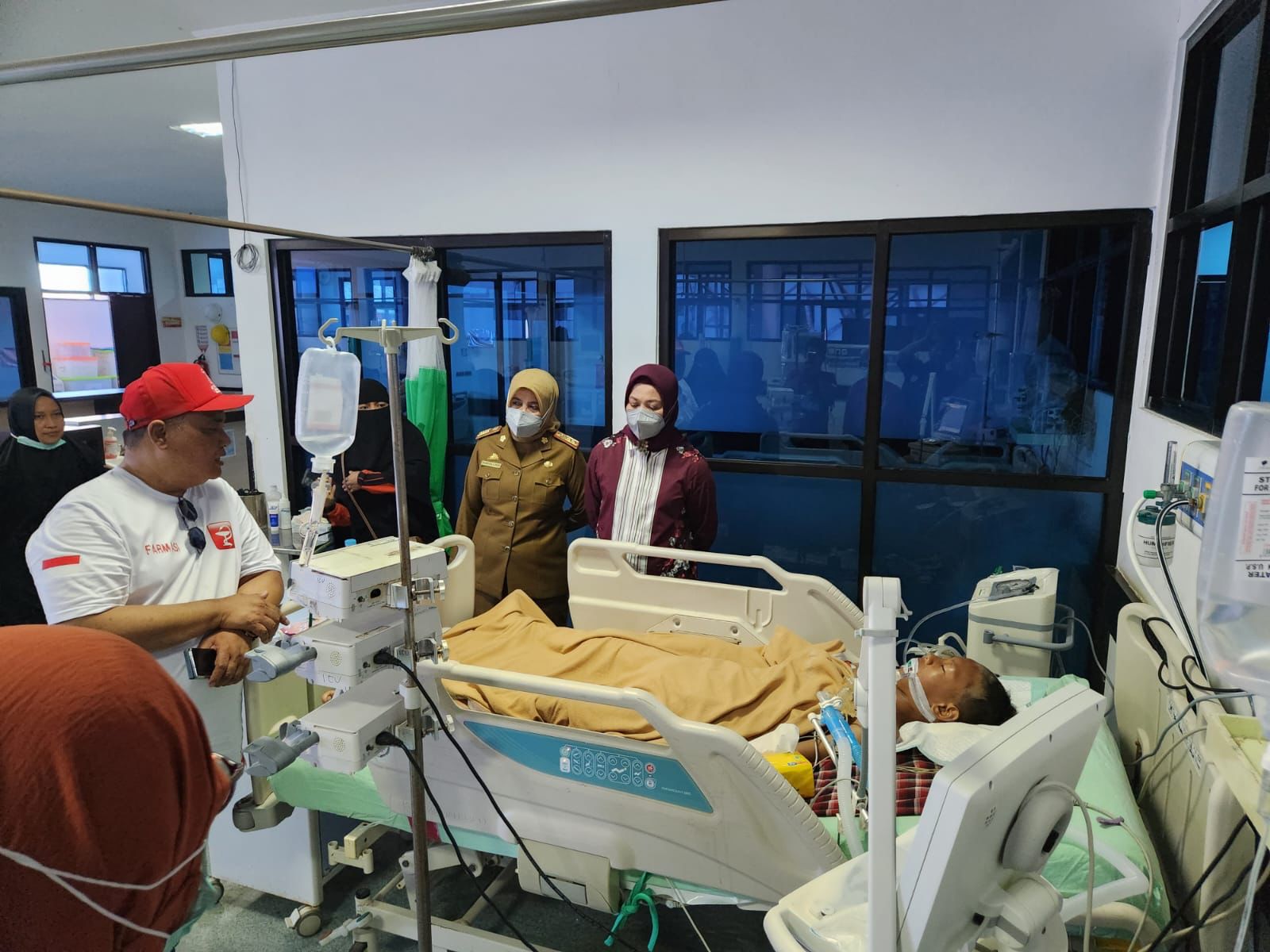 Ketua TP PKK Bulukumba Andi Herfida Muchtar Jenguk Anggota Pramuka Korban Kecelakaan