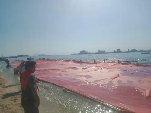 Mapala 45 Makassar Kembali Bentangkan Bendera Raksasa di Selat Pulau Lae Lae