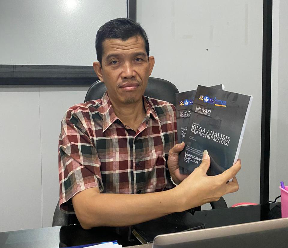 Ismail Marzuki Berhasil Terbitkan Buku Inovatif untuk Mata Kuliah, Rektor Unifa: Semoga Dosen Lain Bisa Mengikuti Jejaknya