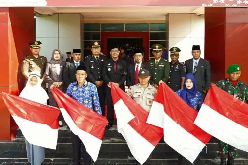 Pimpin Upacara Hari Lahir Pancasila, Wabup Edy Manaf Serahkan Bendera Merah Putih