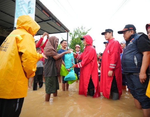 Pj Gubernur Sulsel Tinjau Banjir di Pangkep: Pastikan Korban Tertangani dengan Baik