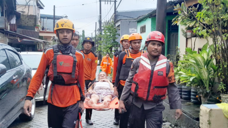 Banjir dan Longsor Terjang Sulsel, Tim Relawan dan SAR Gabungan Terus Bergerak