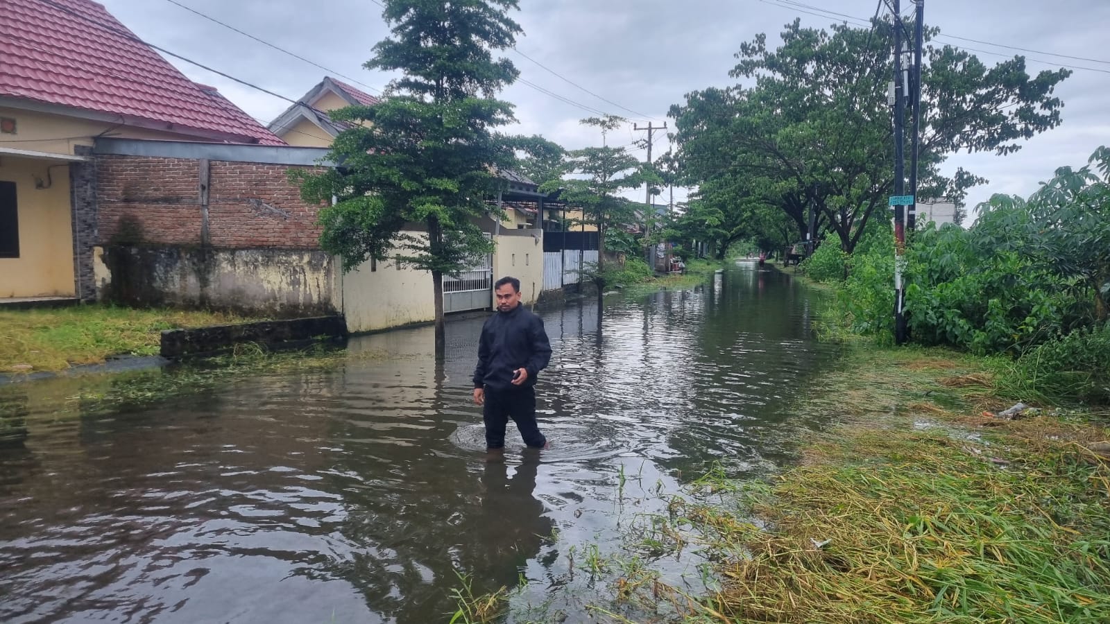 Pastikan Keamanan Warga, Polsek Manggala Terjunkan Personil Tinjau Banjir di Wilayah Pemukiman