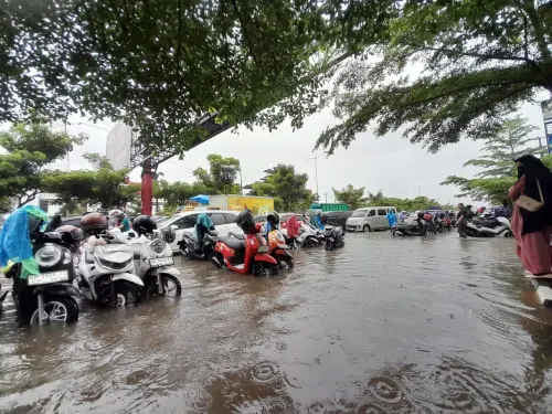 Peringatan Dini BMKG: Waspada Cuaca Ekstrem di Sulsel 18-22 Desember 2024