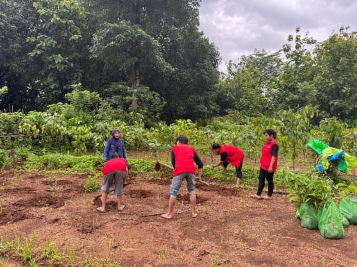 Tingkatkan Produktivitas dan Lestarikan Lingkungan: Mahasiswa KKN Unhas Adakan Penyuluhan Pola Jarak Tanam Pohon