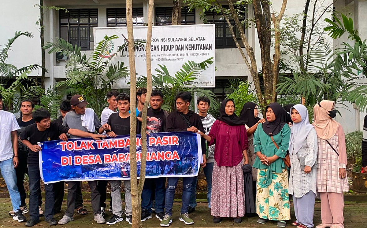 Tolak Penambangan Pasir, Puluhan Warga Pinrang Walkout dari Rapat Koordinasi Lingkungan Hidup