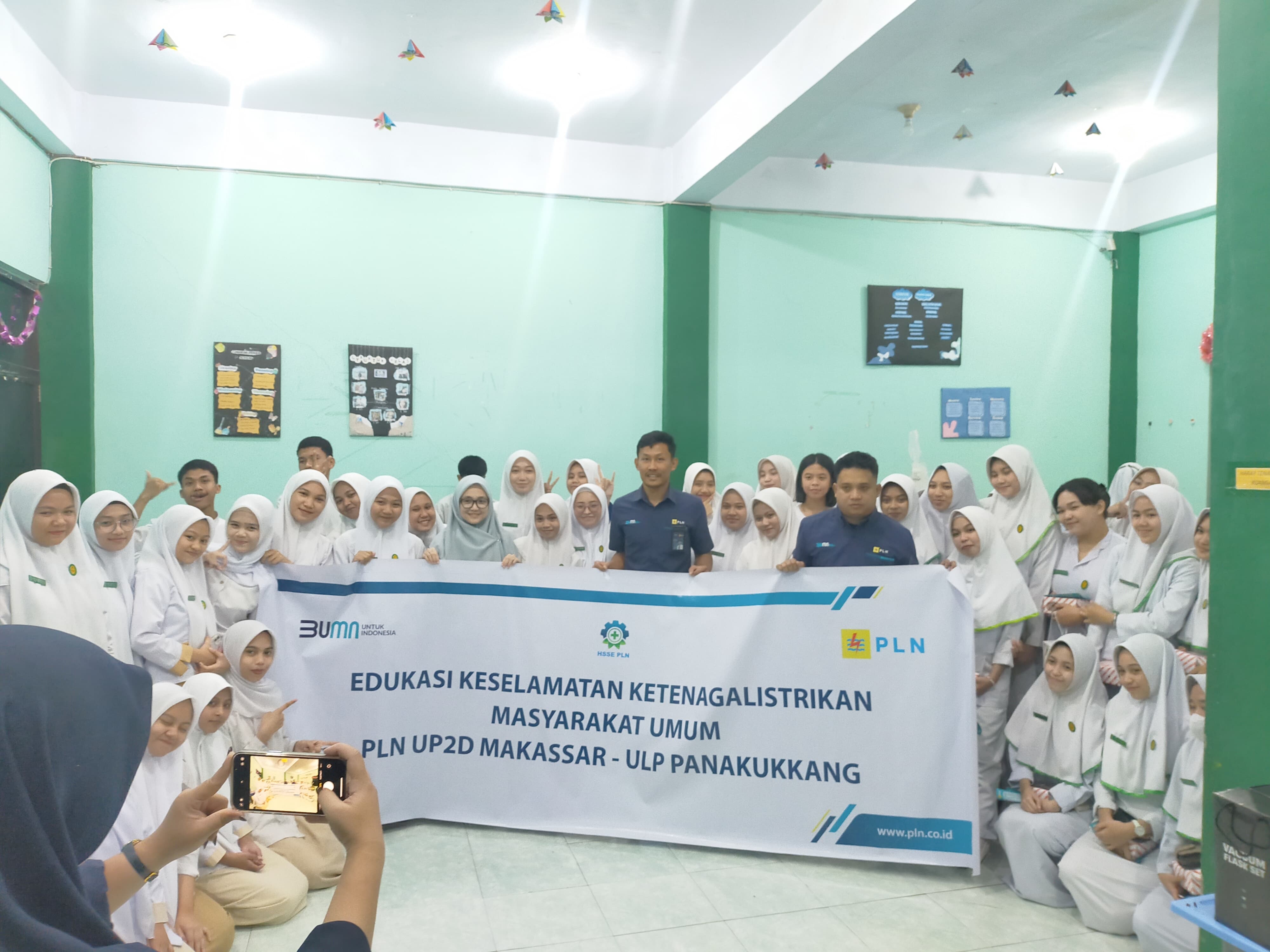 PLN UP2D Makassar Gelar Edukasi Keselamatan Ketenagalistrikan untuk Tingkatkan Kepedulian Siswa di SMK Kesehatan Terpadu Mega Rezky Makassar
