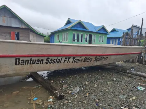 PT TMS Perkuat Komitmen Sosial: Bantu Perahu, Sumur Bor, Jalan Lorong Hingga Air Bersih untuk Warga Dongkala