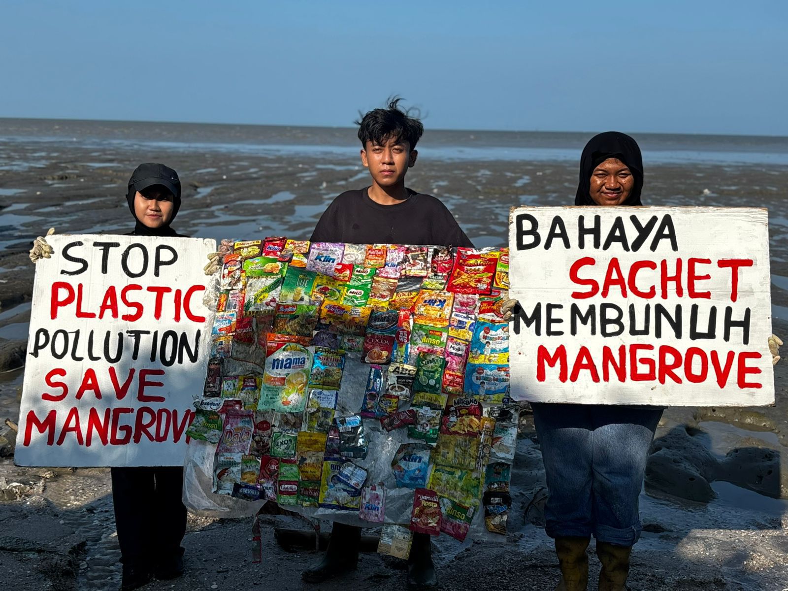 Peringati Hari Mangrove, Ecoton Angkut Ratusan Kilo Sampah Plastik