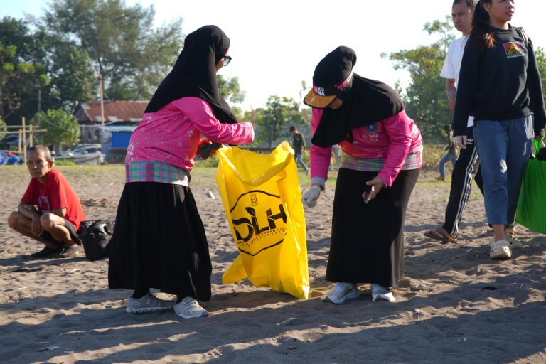 Melinda Aksa Pimpin Aksi Bersih Pantai di Makassar
