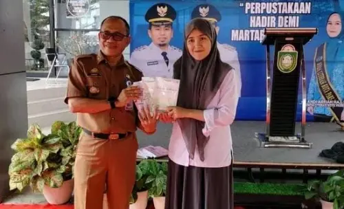 Ketua FLP Parepare Serahkan Buku "Bahasa Indonesia untuk Perguruan Tinggi" ke Perpustakaan Umum Panrita