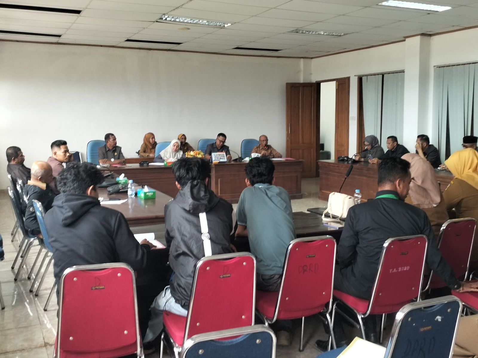 RDP DPRD Buton Nyaris Ricuh, Mahasiswa Kecewa Bupati Tak Hadir