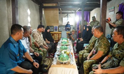 Menhan Sjafrie Syamsuddin Kunjungi Keluarga Lettu Fauzy di Pangkep, Presiden Sampaikan Belasungkawa
