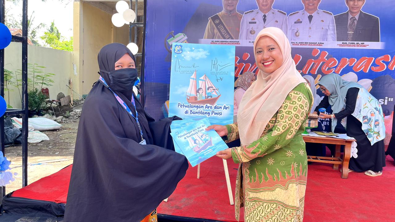Literasi Budaya Pinisi Diperkuat: Buku "Ara dan Ari" Diskominfo Bulukumba Disebar Luaskan di Festival