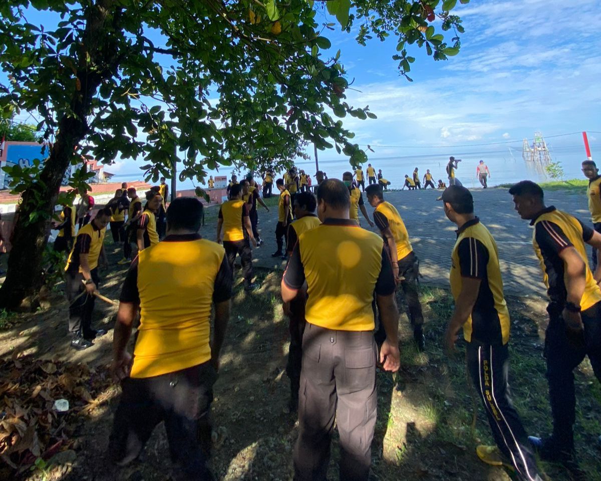 Peduli Lingkungan, Polres Barru Bersihkan Pantai Ujung Batu