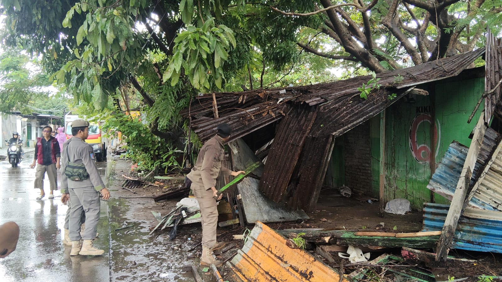 Cegah Banjir: Pemkot Makassar Tata Kota, Bersihlan Lapak Liar dan Kontainer Besi Tua di Panaikang