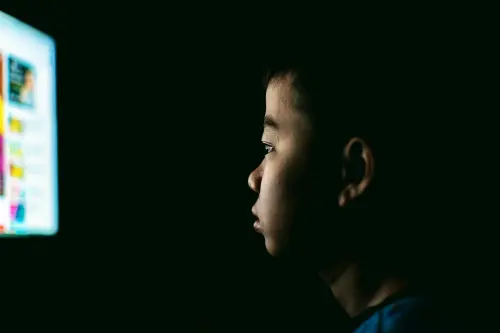Ketika Anak Tidak Lagi Mencari, tapi Konten Itu yang Mendatangi Mereka