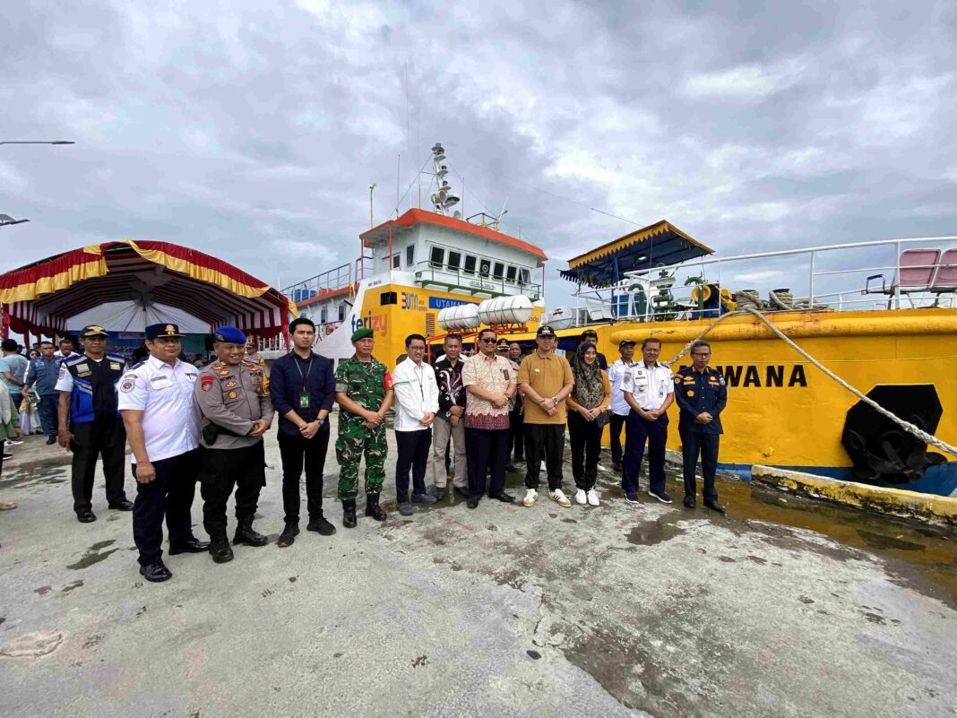 Bupati Pangkep, MYL didampingi Ketua TP PKK Pangkep meresmikan penambahan rute KMP Arwana rute Pulau Balang Lompo.