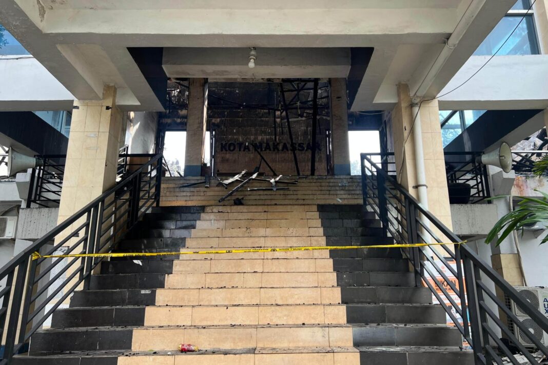 Kondisi Tangga Depan Kantor Dinas Pendidikan Kota Makassar Pasca Kebakaran.